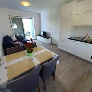 Apartament Deluxe, Nin