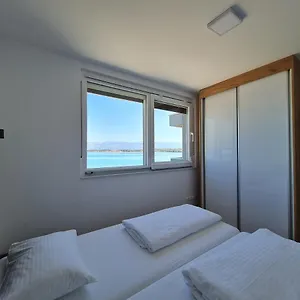 Apartament Adria, Nin